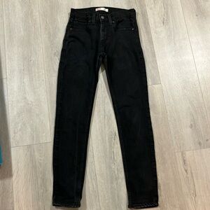 Levi’s , signature skinny jeans with stretch. Women’s 28 .